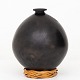 Ukendt 
Stor rundbundet krukke i mørkbrændt lertøj på base i flettet bambus.
1 stk. på lager
Original stand
