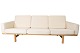 Trepersoners sofa, model GE-236/3, af Hans J. Wegner og Getama, fra 1960erne.
5000m2 udstilling.
