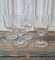Sæt på 4 gamle restaurations porterglas med olivenslibninger samt på slebet måle 
enhed 0,3L