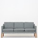 Børge Mogensen / Fredericia Furniture
BM 2323 - Nybetrukket 3-pers. sofa i nyt tekstil (Re-Wool) m. ben af teak.
BM 2323-sofaen (1963) er en stilfuld sofa med fokus på komforten. Sofaen fås i 
flere varianter.
Leveringstid: 6-8 uger
Ny-restaureret
