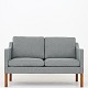 BM 2322 - Nybetrukket 2-pers. sofa i nyt tekstil (Re-Wool m. ben af teak.
BM 2322-sofaen (1963) er en stilfuld sofa med fokus på komforten. Sofaen fås i 
flere varianter.
Leveringstid: 6-8 uger
Ny-restaureret
