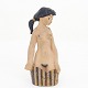 Helge Christoffersen / Eget værksted
Figur i delvist glaseret lertøj med form af kvinde. Signeret.
1 stk. på lager
Pæn stand
