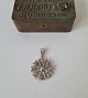 Filigree flowers pendant in silver