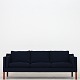 Børge Mogensen / Fredericia Furniture
BM 2213 - Nybetrukket 3 pers. sofa i mørkeblå Canvas 2 (farvekode: 0794) og ben 
i valnød.
Vidste du, at BM 2213-sofaen (1962) blev tegnet til arkitektens eget hjem? 
Sofaen fås i flere varianter.
Leveringstid: 6-8 uger
Ny-restaureret
