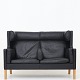 Børge Mogensen / Fredericia Furniture
BM 2192 - 2-personers Kupé-sofa i sort semianilin-læder og ben i eg.
Kupésofaen (1970) omslutter de siddende som i en førsteklasseskupé. Sofaen fås 
i flere varianter.
1 stk. på lager
Pæn stand
