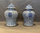 Kinesiske  bojaner, par, 19/20 århundrede
Se billede med signatur
Porcelæn i hvide og blå farver med dobbelt lykketegn
H. 45 cm
God stand
