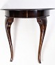 Mahogany console table with pearl row from around the year 1860s.
Dimensions in cm: H: 66 W: 71 D: 36
Great condition
