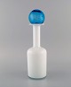 Otto Brauer for Holmegaard. Vase/flaske i hvidt mundblæst kunstglas med lyseblå 
kugle. 1960