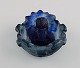 GABRIEL ARGY-ROUSSEAU (1885-1963), Frankrig. Lille skål i blåt kunstglas 
modelleret med blomst. Pâte-de-verre teknik. 1920