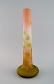 Émile Gallé (1846-1904), Frankrig. Vase i matteret kunstglas med lysegrønt 
overfang udskåret i form af bladværk. Ca. 1900.
