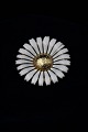 K&Co. præsenterer: Fin gamle Marguerit / Daisy broche i sterling sølv og hvid emalje. Dia.:5 cm. Stemplet A. ...