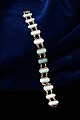 K&Co. præsenterer: Gammelt armbånd i sterling sølv & lysblå emalje.Længde : 17cm. Stemplet: V.S. (V. Seerup ...