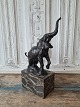 Bronze figur af elefant monteret på marmorsokkel udført af Milo - Miguel 
Fernando Lopez - Portugisisk kunstner