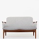 Finn Juhl / Niels Vodder
NV 53 sofa 2 pers. i teak og uld. Gråt sæde/lys krop. Designet i 1953.
"Ingen brugsting er smuk i sig selv. Den er smuk i brug, når den gLæder det 
menneske som bruger den" - Finn Juhl
1 stk. på lager
Pæn stand
