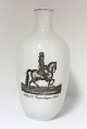 Royal Copenhagen. Vase med Christian d. 5 til hest. Højde 17,5 cm. (1 sortering)