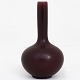 Axel Salto / Royal Copenhagen
Højhalset vase i stentøj med okseblodsglasur. Model 20667. Signeret.
1 stk. på lager
Original stand
