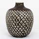 Gerd Bøgelund / Royal Copenhagen
Stor vase i stentøj med brun glasur og mønster. Signeret.
1 stk. på lager
Original stand
