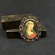 Harsted Antik præsenterer: Miniature maleri af Jomfru Maria i broche