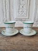 Par franske café brûlot kopper i kraftigt jern porcelæn dekoreret med grønne 
striber samt teksten Café Prévost