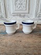 Par franske café brûlot kopper i kraftigt jern porcelæn dekoreret med blå 
striber