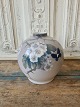 B&G vase dekoreret med blomstrende grene samt blå sommerfugl no. 144/4