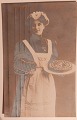 Postkort: "Glædeligt Nytaar" Kvinde med to kager 1910