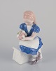 Bing & 
Grøndahl, 
Danmark.
Porcelænsfigur 
af siddende 
pige.