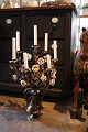 Smuk antik fransk lysestage i bronze dekoreret med 8 stk. store fine 
porcelænsblomster...