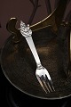 Gammel barnegaffel i sølv med motiv af H. C. Andersens eventur "Prinsessen på 
ærten"...