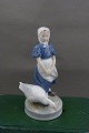 Royal 
Copenhagen 
porcelænsfigur 
nr. 527, 
Gåsepigen 24cm
