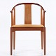 Hans J. Wegner / Fritz Hansen
FH 4283 - Kinastol i lys mahogni m. original hynde i patineret naturlæder. 
Formgivet 1944.
1 stk. på lager
