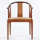 Hans J. Wegner / Fritz Hansen
FH 4283 - Kinastol i lys mahogni m. original hynde i patineret naturlæder. 
Formgivet 1944.
1 stk. på lager
