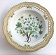 Lundin Antique 
præsenterer: 
Royal 
Copenhagen. 
Flora danica. 
Dyb Tallerken 
med gennembrudt 
kant. Diameter 
24,5 ...