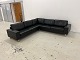 MR Retro Design 
präsentiert: 
Mogens 
Hansen MH221 
Doppelecksofa 
in schwarzem 
Leder der 
Gruppe 4 und 
mit Beinen ...