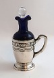 Lundin Antique 
präsentiert: 
Dänische 
Arbeit. Kleine 
Ölflasche mit 
silbernem 
Becher. Höhe 
11,5 cm. 
Produziert 1918