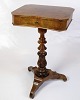 Osted Antik & 
Design 
præsenterer: 
Antikt 
Sidebord/Sybord 
Med Opbevaring 
- Mahogni - På 
Søjle - År 1890
Flot stand
