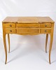 Osted Antik & 
Design 
præsenterer: 
Sminkebord 
Med Indbyggede 
Skuffer & Spejl 
- Lys Mahogni - 
Louis XV-Stil - 
...