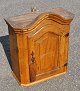 Pegasus – Kunst 
- Antik - 
Design 
präsentiert: 
Dänischer 
Barock-
Hängeschrank 
aus polierter 
Eiche, 18. 
Jahrhundert.