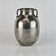 Just Andersen
1801
Vase med 
håndtag