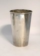 Lundin Antique 
präsentiert: 
Vase aus 
Sterlingsilber. 
Höhe 11 cm. 
Durchmesser 7 
cm.