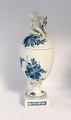Lundin Antique 
präsentiert: 
Königliches 
Kopenhagen. 
Blaue Blume. 
Deckelpokal mit 
Putti auf dem 
Deckel. Modell 
...