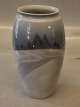 Klosterkælderen 
præsenterer: 
B&G 
8325-254 Vase 
med vinter 
motiv 13.5 cm 
Bing & Grøndahl