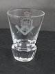 Antikkram 
præsenterer: 
Frimurerglas,
snapseglas 
dekoreret med 
slebne 
symboler, på 
kantsleben fod