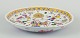Antikt kinesisk fad af porcelæn.
Håndmalet i polykrom glasur.