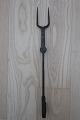ViKaLi 
præsenterer: 
Antik 
stege gaffel
Perfekt ved 
grillen, og 
endnu bedre ved 
bålet
L: 45cm
Fra ca 1850
