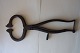 ViKaLi 
präsentiert: 
Eine 
antike 
Kandiszange/Zuckerzange
Handgeschmidet 
aus Eisen
L: 27cm
Um 1850
