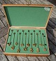 Antikkram 
præsenterer: 
Georg 
Jensen 
Julepynt. 24 
forskellige 
lysholdere i 
forgyldt 
messing, 
placeret i 2 
hylder ...