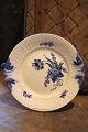 K&Co. 
præsenterer: 
Royal 
Copenhagen Blå 
Blomst
Svejfet 
kagefad med 
hanke. 
Dia.: 27cm. 
RC#10/1864...