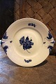 K&Co. 
præsenterer: 
Royal 
Copenhagen Blå 
Blomst
Flettet 
kagefad med 
hanke. 
Dia.:31cm. 
RC#10/8162...