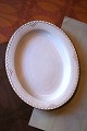 K&Co. 
præsenterer: 
Sjældent 
ovalt Royal 
Copenhagen 
serveringsfad i 
Prinsesse med 
guld 
dekorationer. 
37x30cm. ...